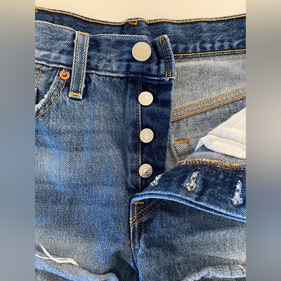 Levi’s 501 women’s denim shorts button fly, size 26 color dark blue - Picture 2 of 4